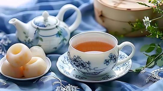 青花雅韵，午后时光——中国风蓝色花卉茶具的商业摄影解读